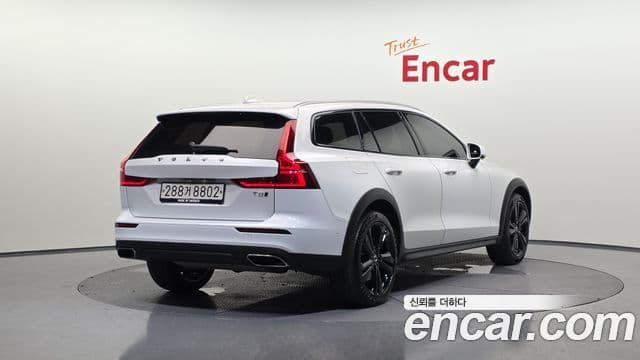 Volvo V60 Cross Country 2020 — фото 2 из 20