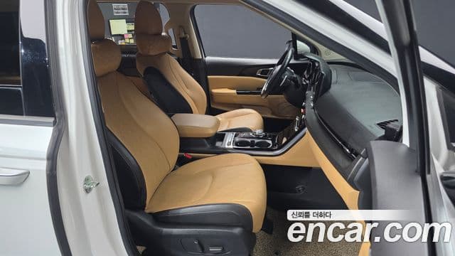 Kia Carnival 2021 — фото 11 из 20