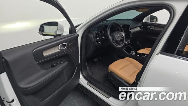 Volvo XC40 2020 — ფოტო 9/20