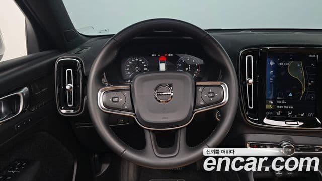 Volvo XC40 2020 — ფოტო 13/20