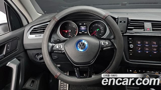 Volkswagen Tiguan 2018 — Şəkil 13/20