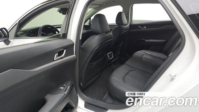 Kia K5 2022 — ფოტო 23/32
