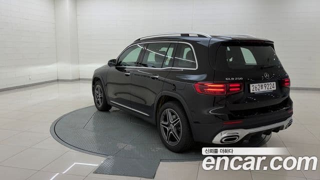 Mercedes-Benz GLB-Class 2025 — фото 2 из 20