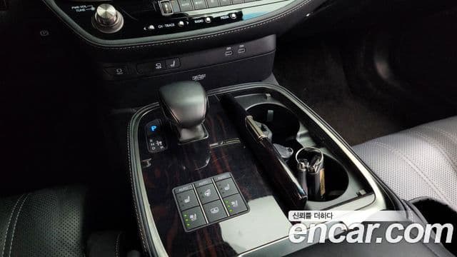 Lexus LS500h 2023 — Şəkil 9/20