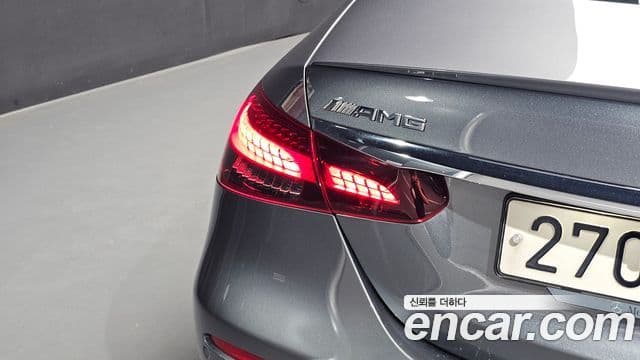 Mercedes-Benz E-Class 2022 — Photo 18/37