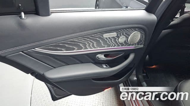 Mercedes-Benz E-Class 2022 — Photo 3/37