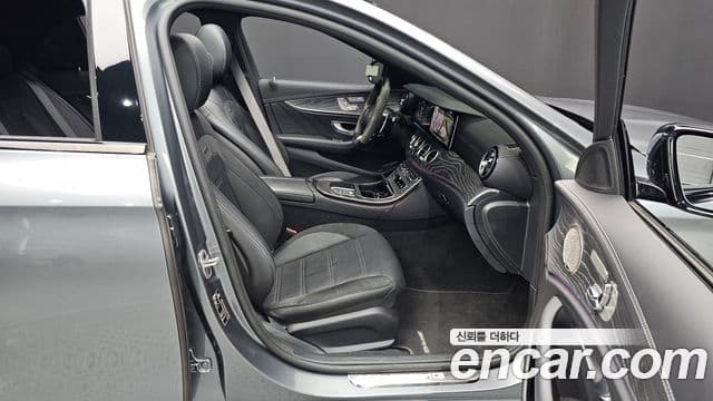 Mercedes-Benz E-Class 2022 — Photo 13/37