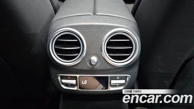 Mercedes-Benz E-Class 2022 — Photo 29/37