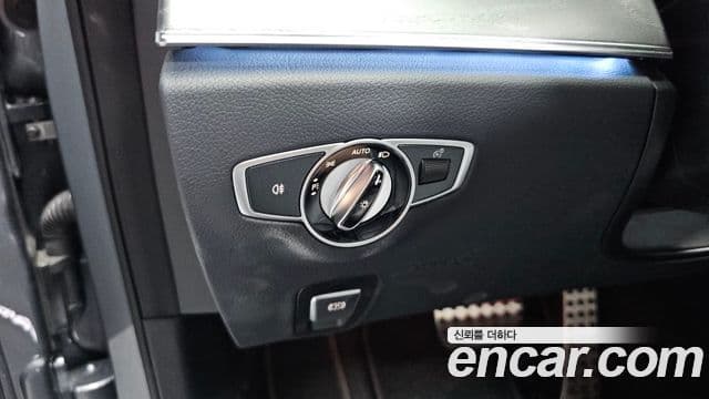 Mercedes-Benz E-Class 2022 — Photo 19/37