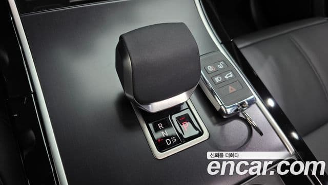 Land Rover Range Rover Velar 2025 — ფოტო 13/20