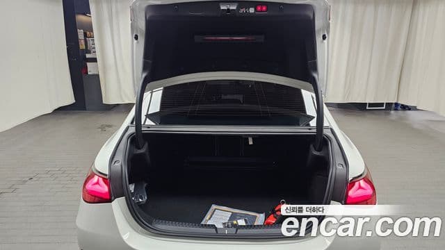 Mercedes-Benz E-Class 2025 — ფოტო 17/20