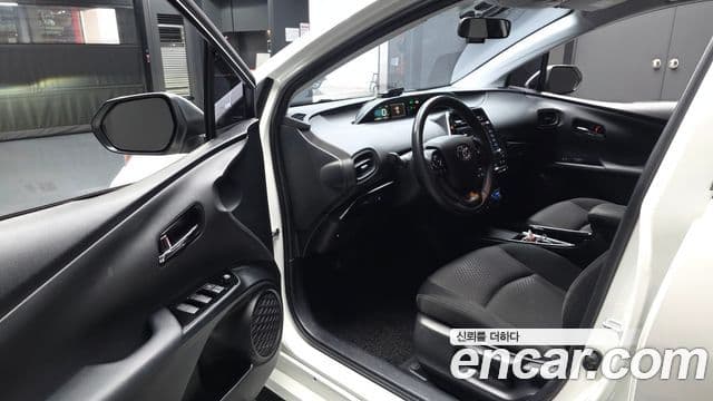 Toyota Prius 2019 — Şəkil 10/20