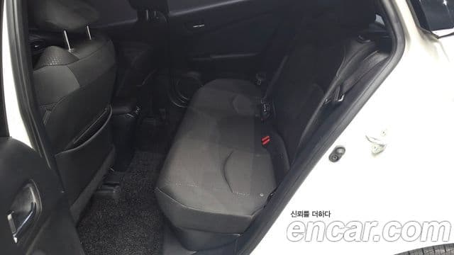 Toyota Prius 2019 — Şəkil 12/20