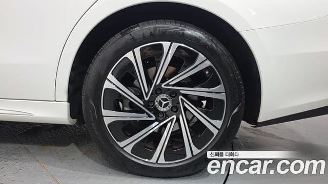 Mercedes-Benz E-Class 2024 — ფოტო 23/32