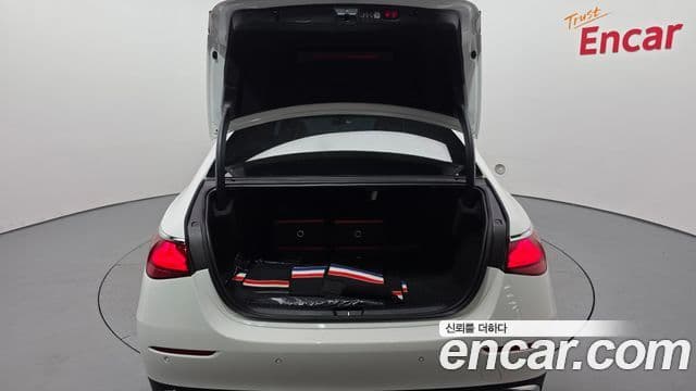 Mercedes-Benz E-Class 2024 — ფოტო 30/32
