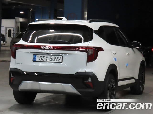 Kia Seltos 2023 — ფოტო 1/20