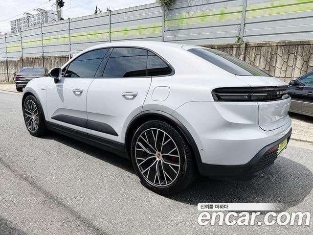 Porsche Macan EV 2025 — ფოტო 17/19