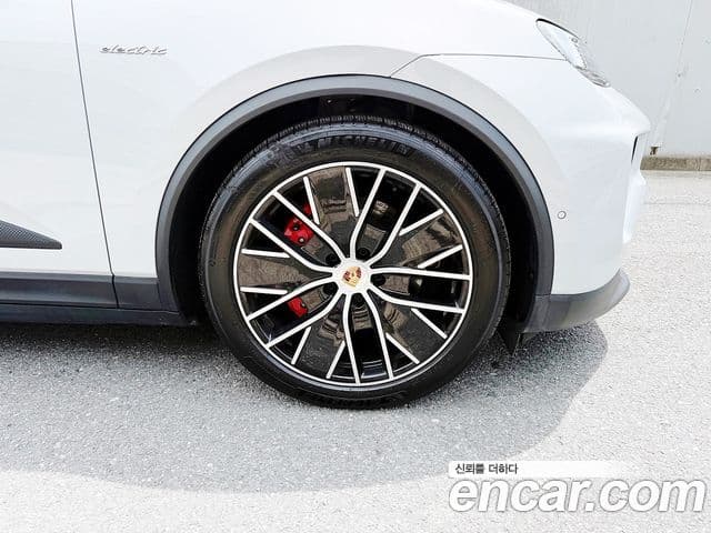 Porsche Macan EV 2025 — ფოტო 13/19