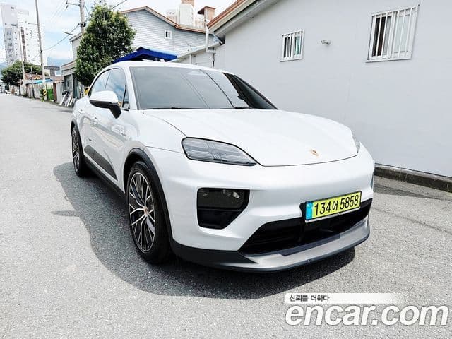 Porsche Macan EV 2025 — ფოტო 8/19