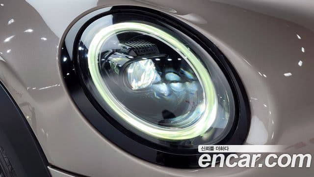 Mini Cooper 2021 — Photo 28/32