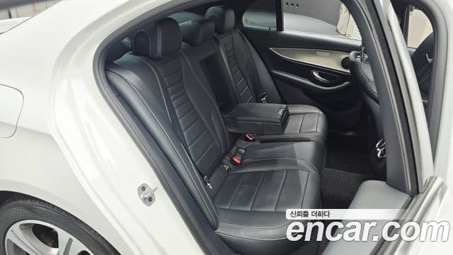 Mercedes-Benz E-Class 2018 — ფოტო 16/20