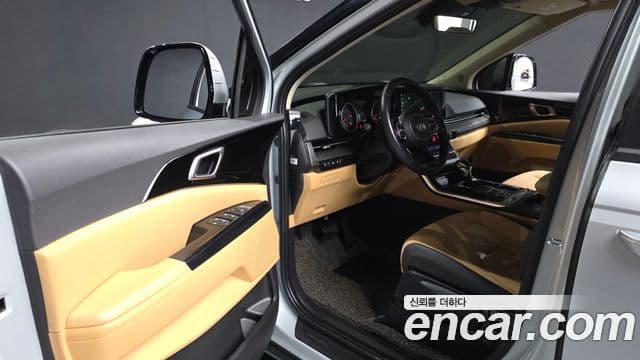 Kia Carnival 2021 — фото 10 из 20