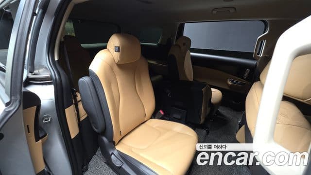 Kia Carnival 2021 — фото 12 из 20