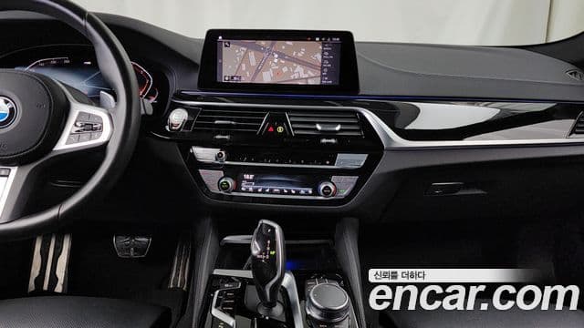 BMW 5 Series 2020 — фото 14 из 20