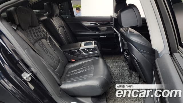 BMW 7 Series 2018 — Фото 12/20