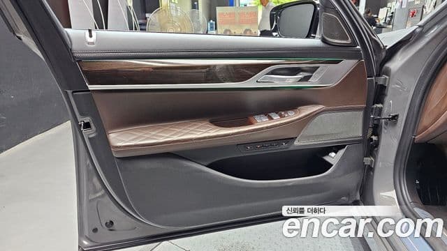 BMW 7 Series 2021 — Photo 27/33