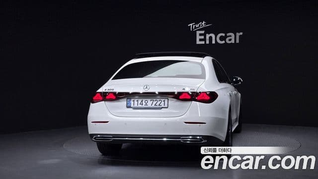 Mercedes-Benz E-Class 2024 — ფოტო 4/20