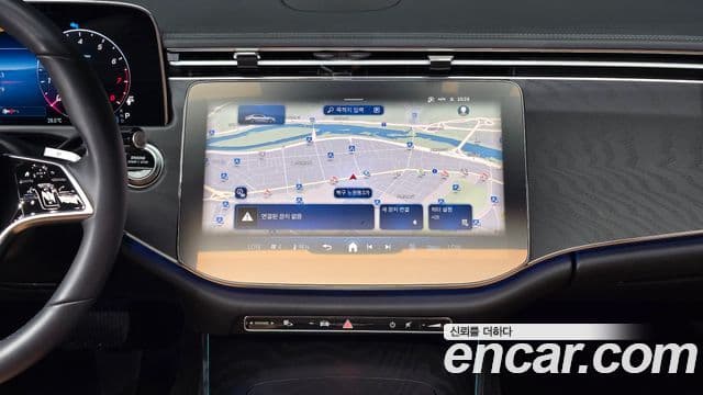 Mercedes-Benz E-Class 2024 — ფოტო 18/20