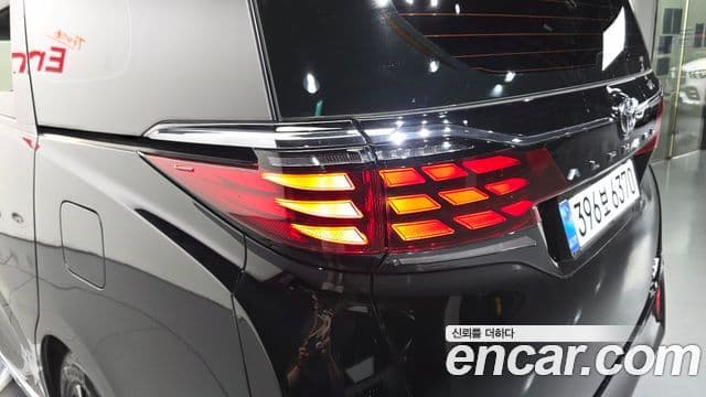 Toyota Alphard 2025 — Şəkil 34/36