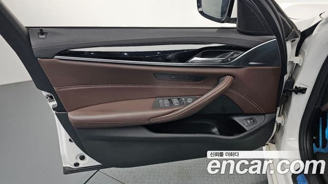 BMW 5 Series 2021 — Photo 8/34