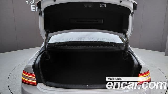 Genesis Electrified G80 2023 — фото 18 из 20