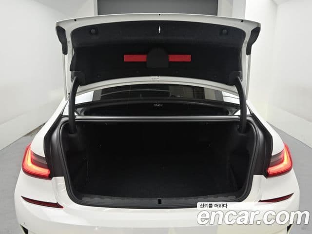 BMW 3 Series 2020 — ფოტო 18/20