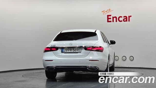 Mercedes-Benz E-Class 2021 — ფოტო 4/20
