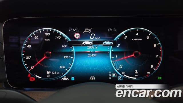 Mercedes-Benz E-Class 2021 — ფოტო 8/20