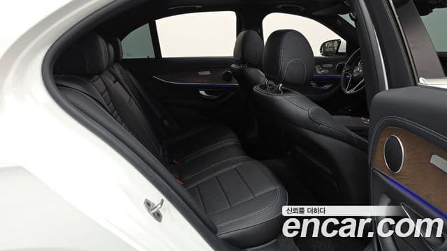 Mercedes-Benz E-Class 2021 — ფოტო 11/20