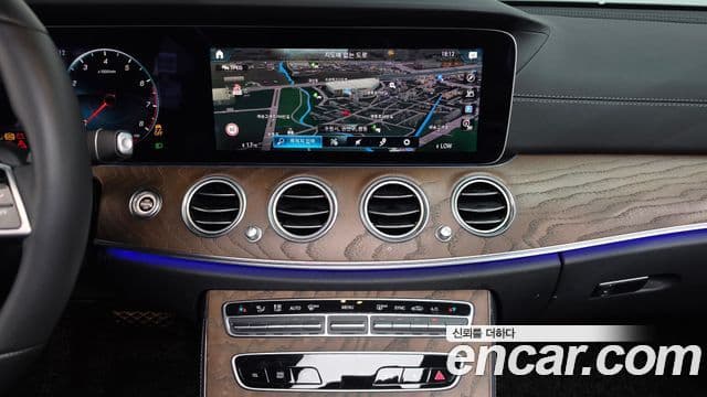 Mercedes-Benz E-Class 2021 — ფოტო 13/20