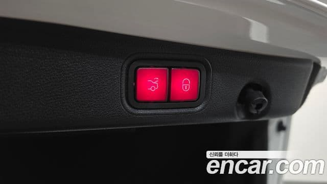 Mercedes-Benz E-Class 2021 — ფოტო 18/20