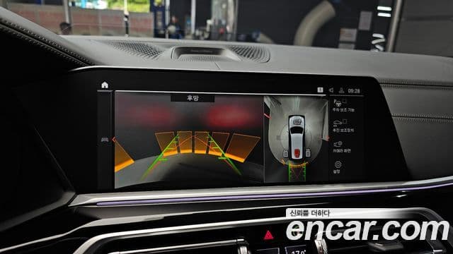 BMW X7 2021 — ფოტო 15/20