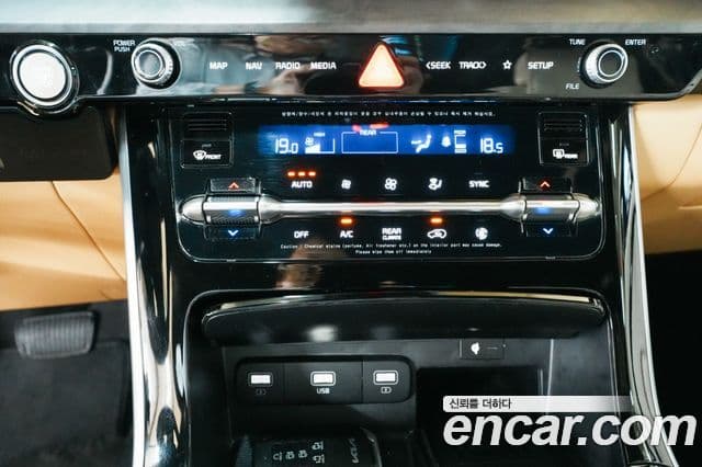 Kia Carnival 2023 — ფოტო 8/20