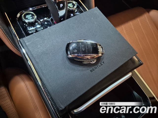 Bentley Flying Spur 2023 — ფოტო 13/20