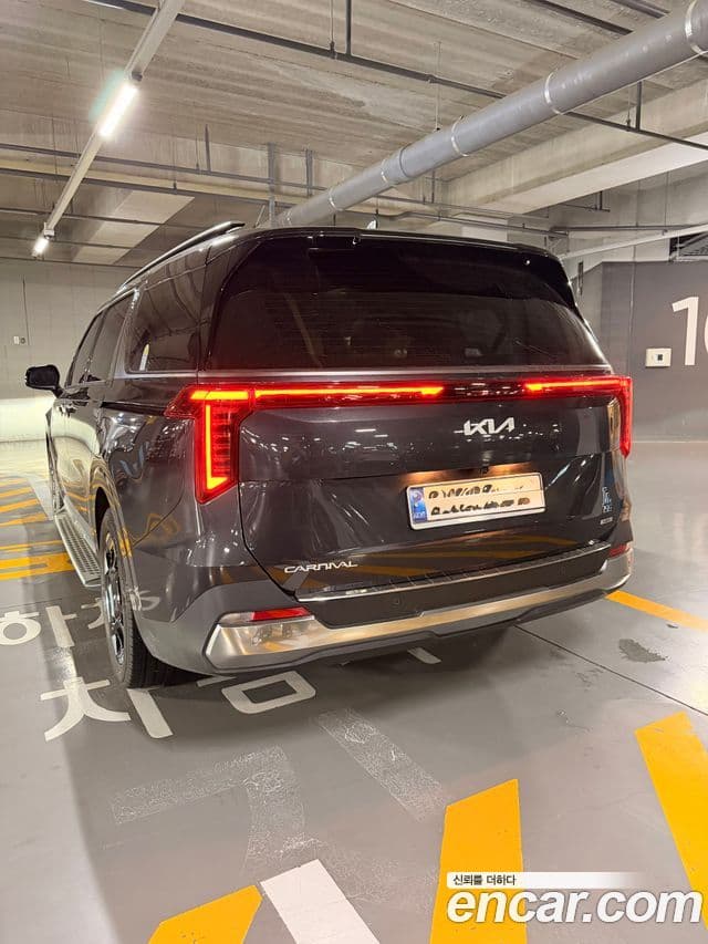 Kia Carnival 2024 — фото 12 из 15