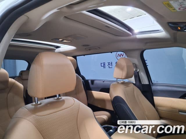 Kia Carnival 2022 — фото 11 из 17