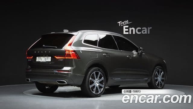 Volvo XC60 2018 — ფოტო 2/20
