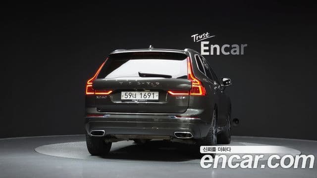 Volvo XC60 2018 — ფოტო 4/20