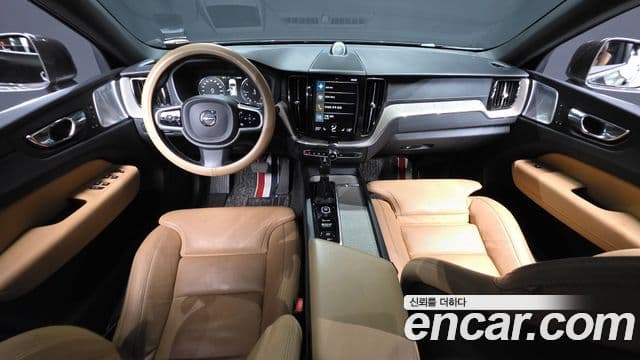 Volvo XC60 2018 — ფოტო 10/20