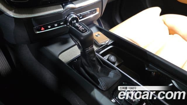 Volvo XC60 2018 — ფოტო 8/20